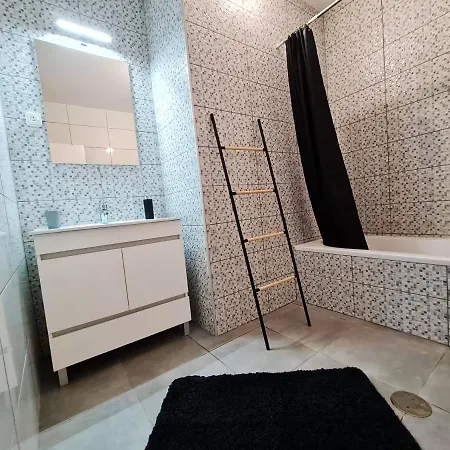 Апартаменти Cozy In 60 M² With Balcony Garden View *