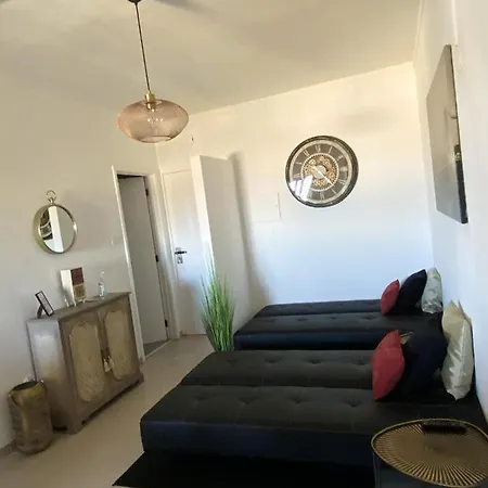 Апартаменти Cozy In 60 M² With Balcony Garden View